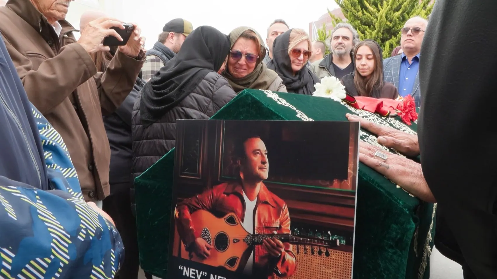 Müzik dünyasını yasa boğan veda: Nevzat Doğansoy son yolculuğuna Galatasaray formasıyla uğurlandı