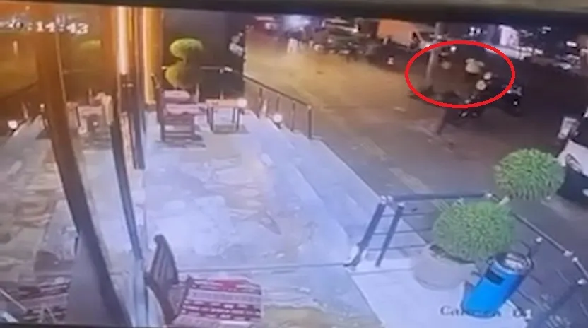 Diyarbakır'da saniyelerle gelen mucize: Kaldırımda yürürken ölümden döndüler