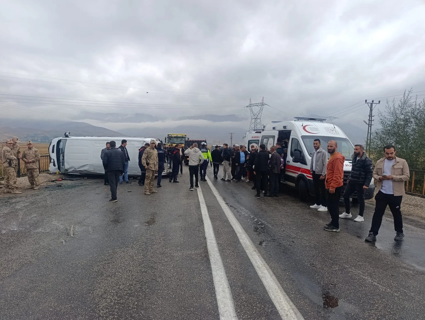 Yüksekova'da okul yolu kabusa döndü: Servis kazasında 12 öğrenci yaralandı