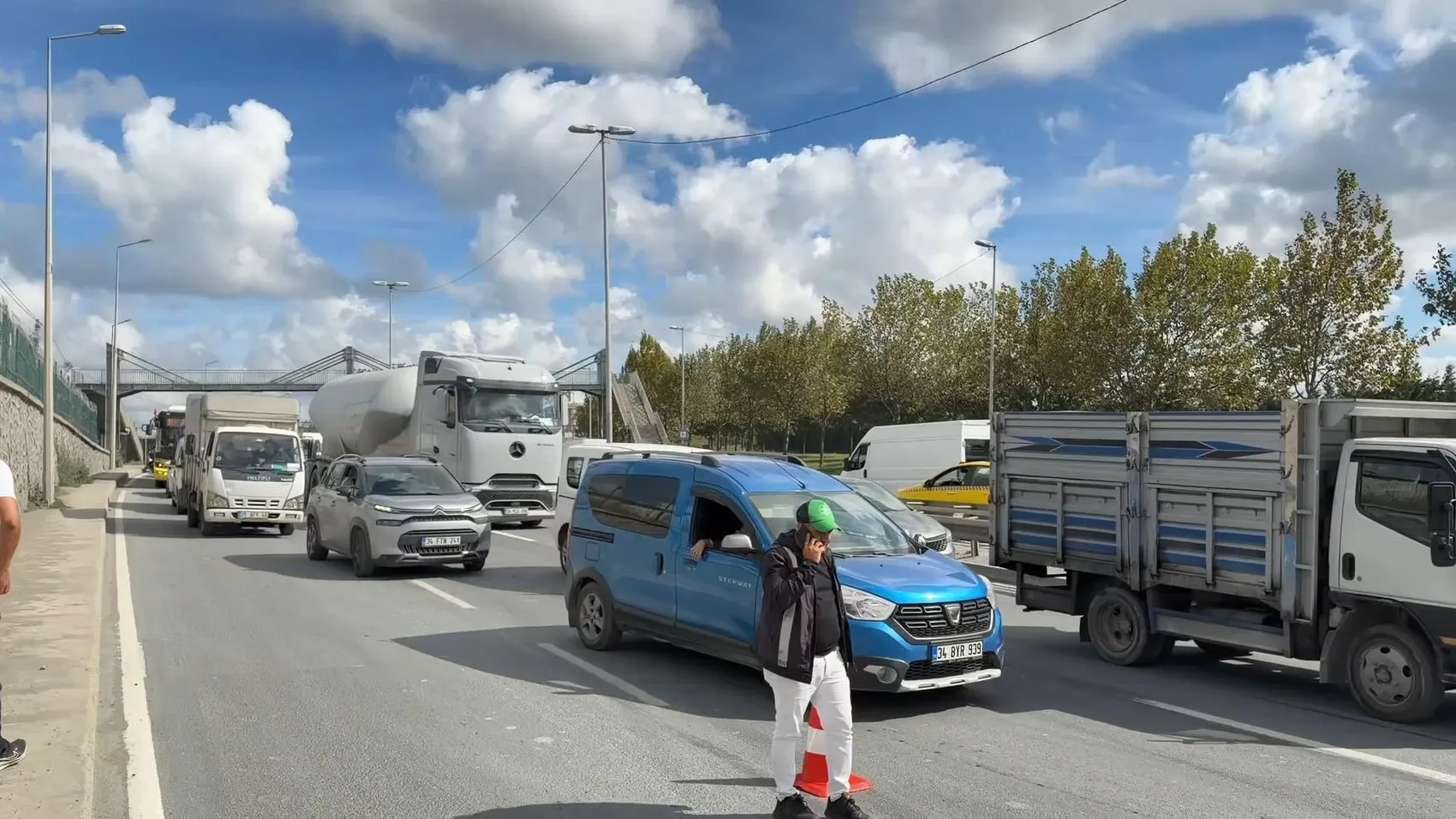 Arnavutköy'de zincirleme kaza: Otomobil iki ağır vasıta arasında hurdaya döndü