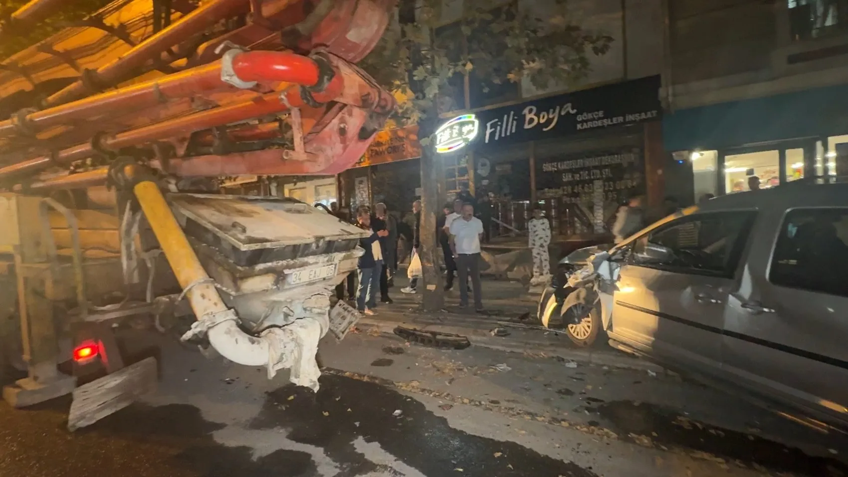 Avcılar'da korku dolu anlar: El frenini çekmeyi unuttu, beton pompası yedi aracı biçti