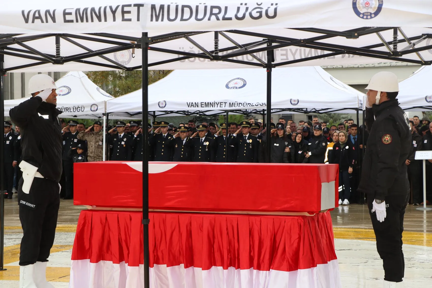 Görevi başında şehit düşen Tayfun Akalan son yolculuğuna gözyaşlarıyla uğurlandı