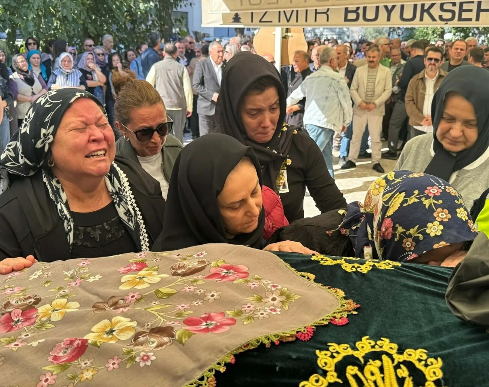 Genç avukatın hayalleri yarım kaldı: Tabutuna giyemediği cübbesi serildi