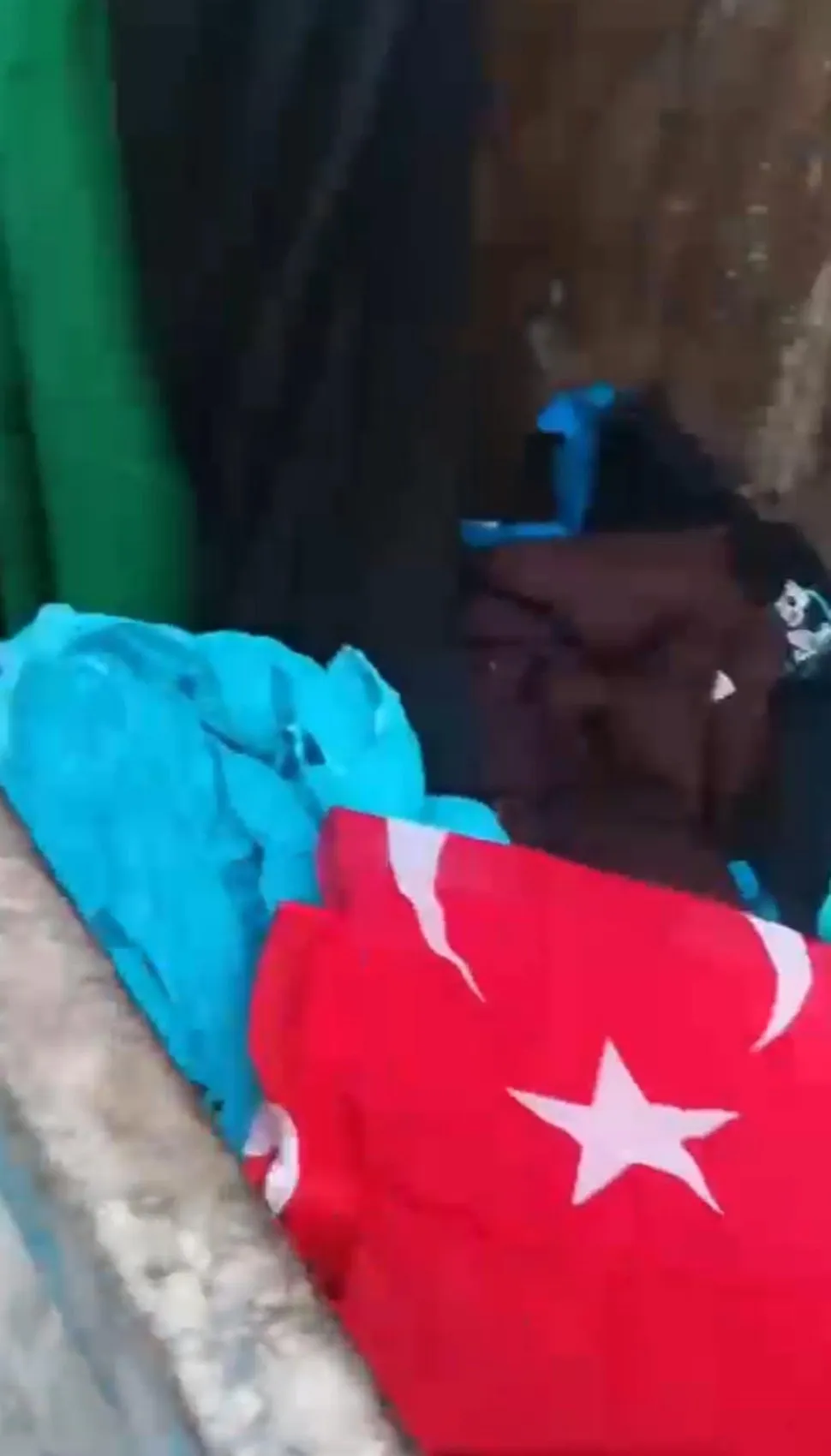 Kendi attığı bayrağı videoya çekip vatan hainliğiyle suçladı: Sosyal medya kurgusu polise takıldı
