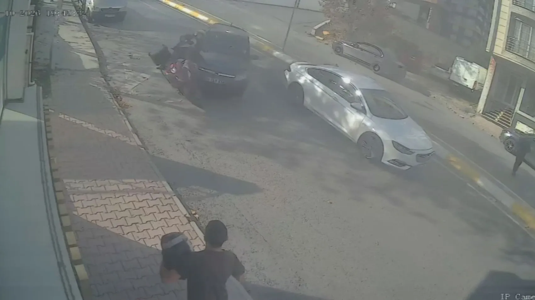 Esenyurt'ta dehşet anları: Kontrolden çıkan otomobil hem motosikleti hem de yayayı biçti