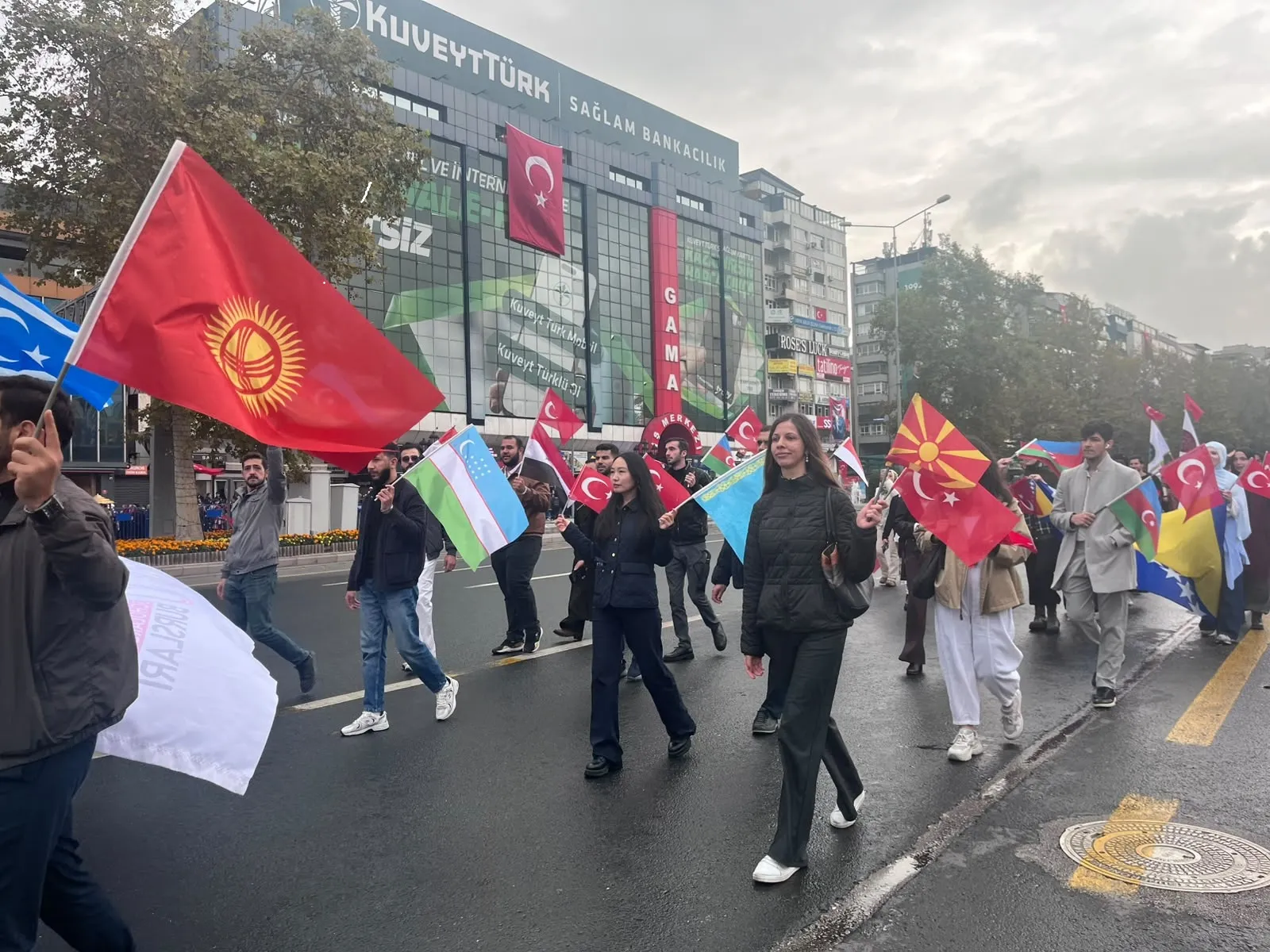 Başkentte Cumhuriyet coşkusu: Gaziler ve öğrencilerle tarihi yürüyüş