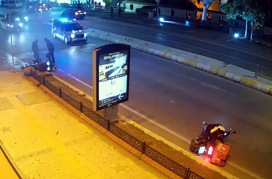 Edirne'de geceyi aydınlatan kaza: İki motosiklet yaya geçidinde çarpıştı