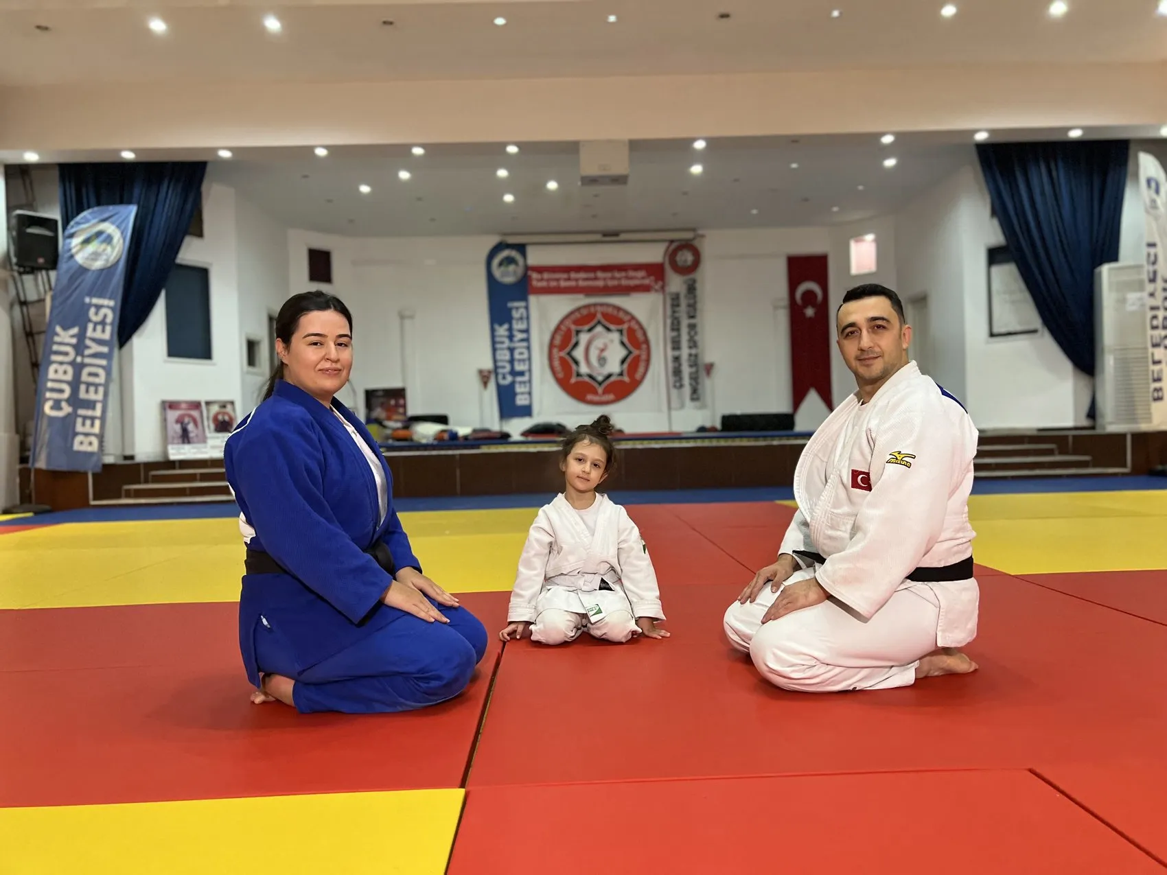 Minik Miray minderin tozunu attırdı: Anne ve babası onun izinden gitti