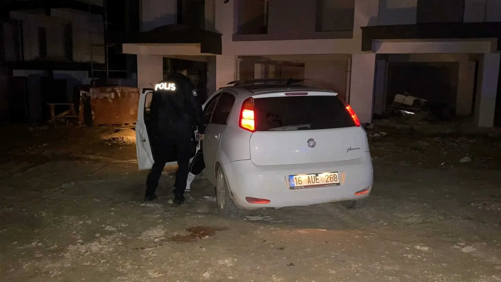 Polisten kaçarken yakalandılar: Direksiyon başında kim vardı kavgası karakolda bitti