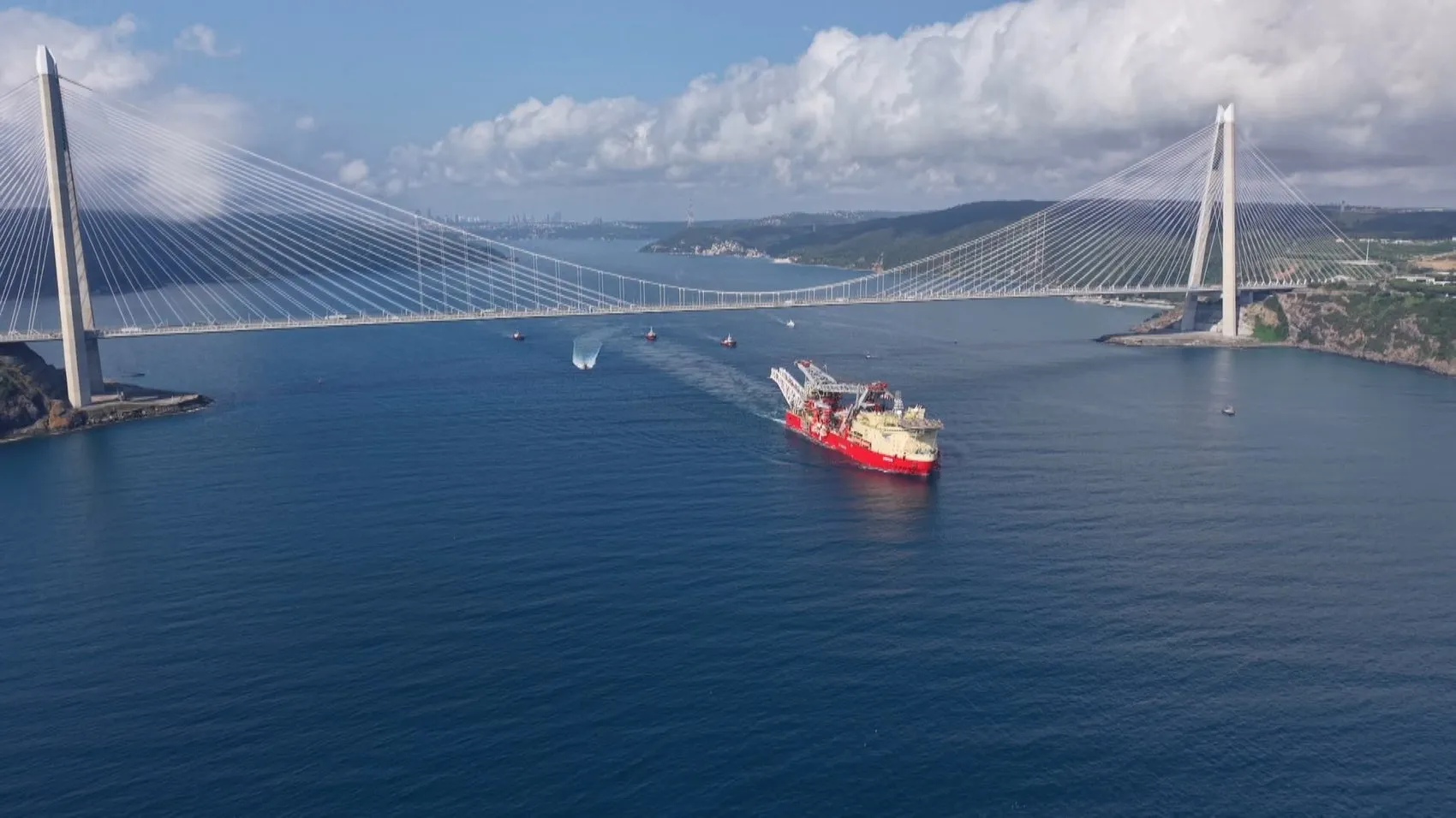 Devasa boru döşeme gemisi İstanbul Boğazı'nı bir kez daha arşınladı
