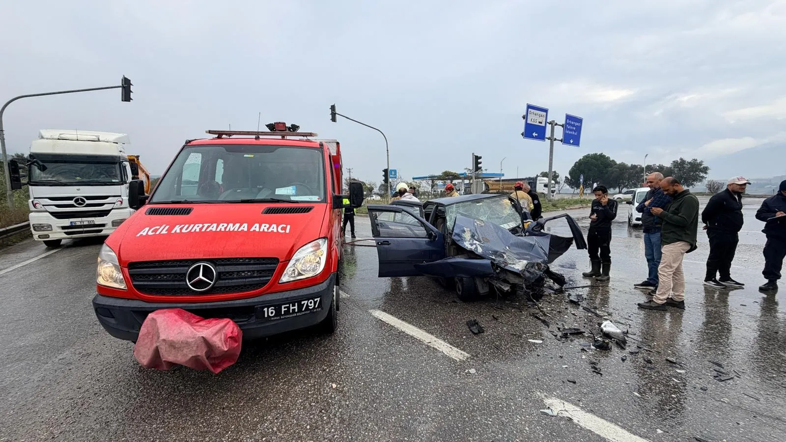 Orhangazi'de korkunç çarpışma: Hafriyat kamyonu ile otomobil hurdaya döndü