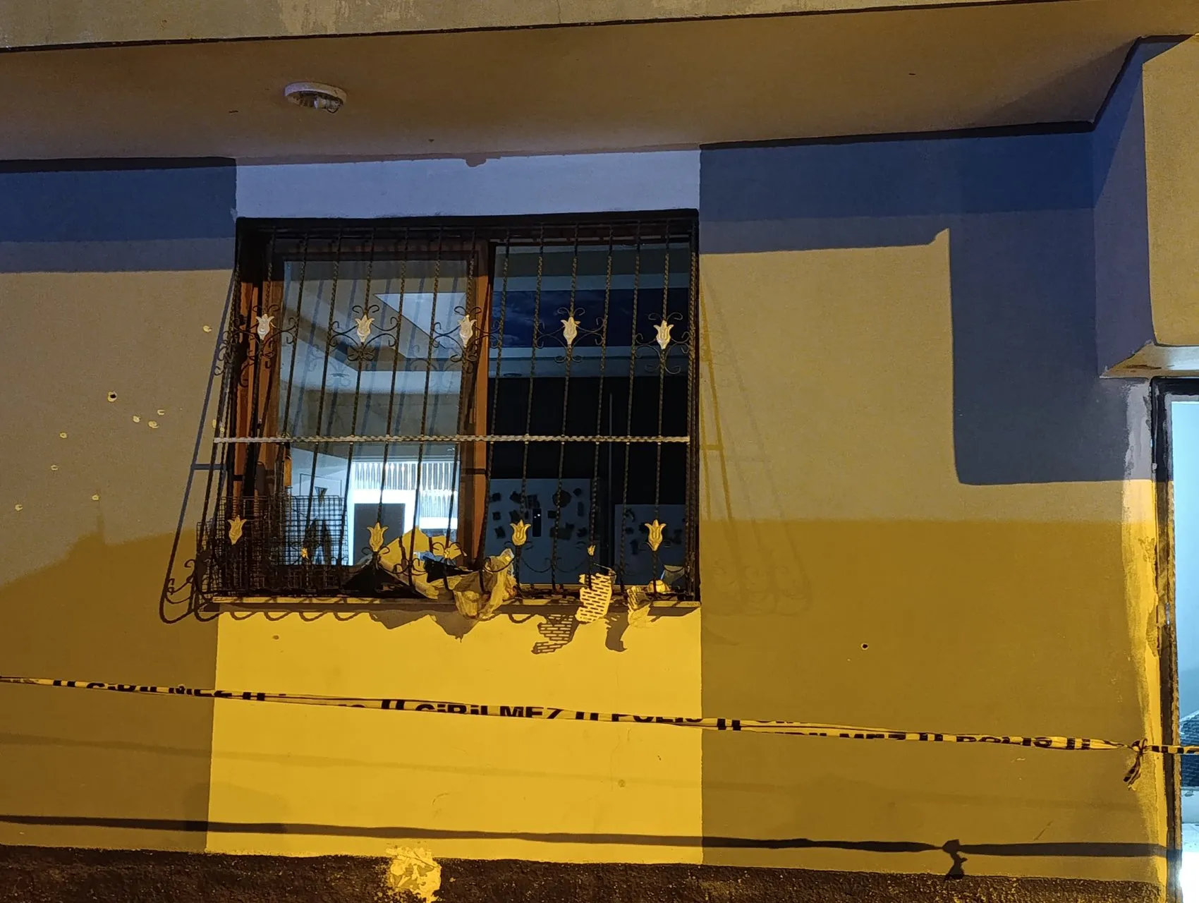 Yüreğir'de gece yarısı dehşeti: Evin kapısına EYP bırakıp kaçtılar