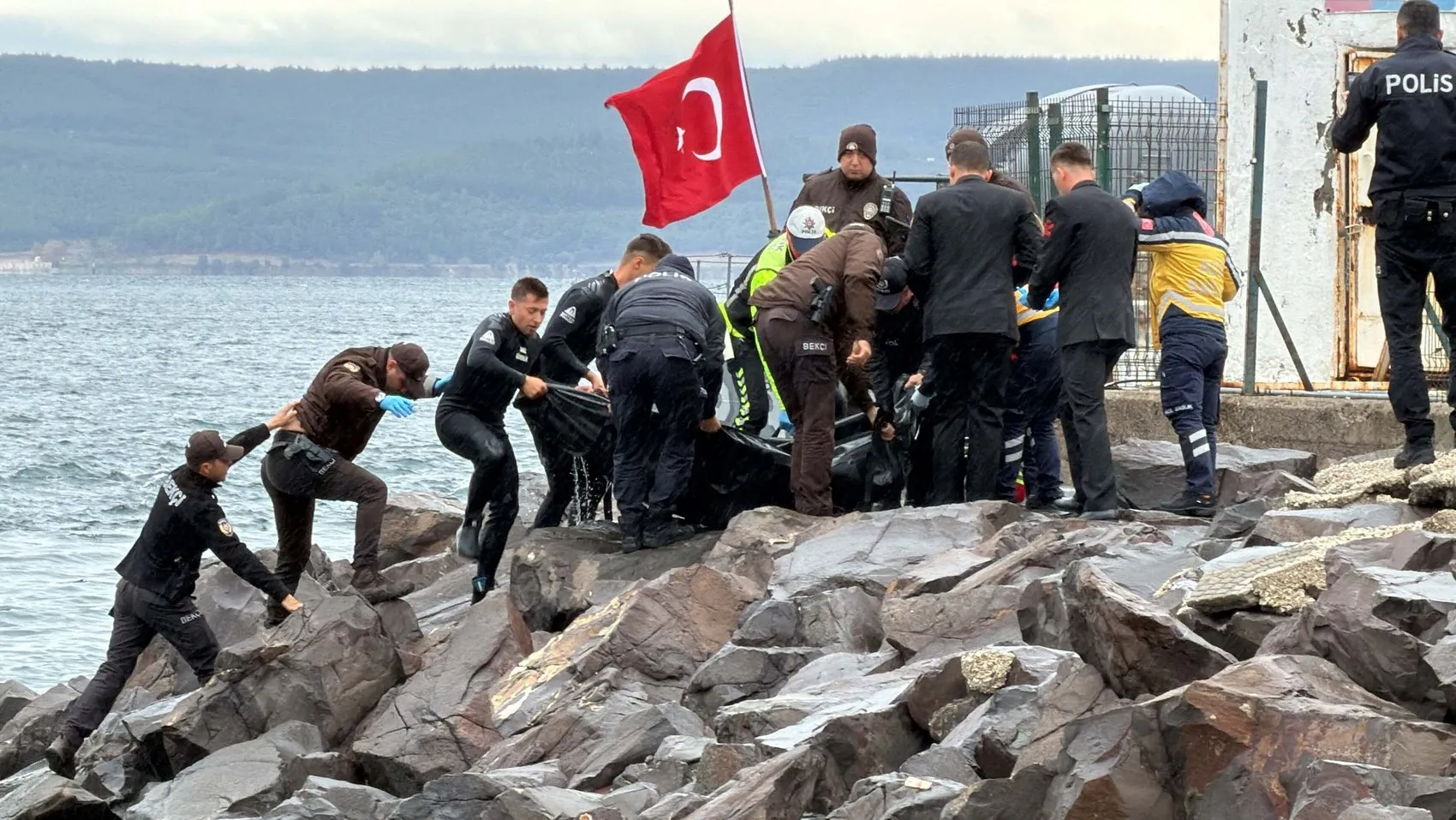 Çanakkale sahilinde korkutan keşif: Kayalıkların arasında cansız beden bulundu