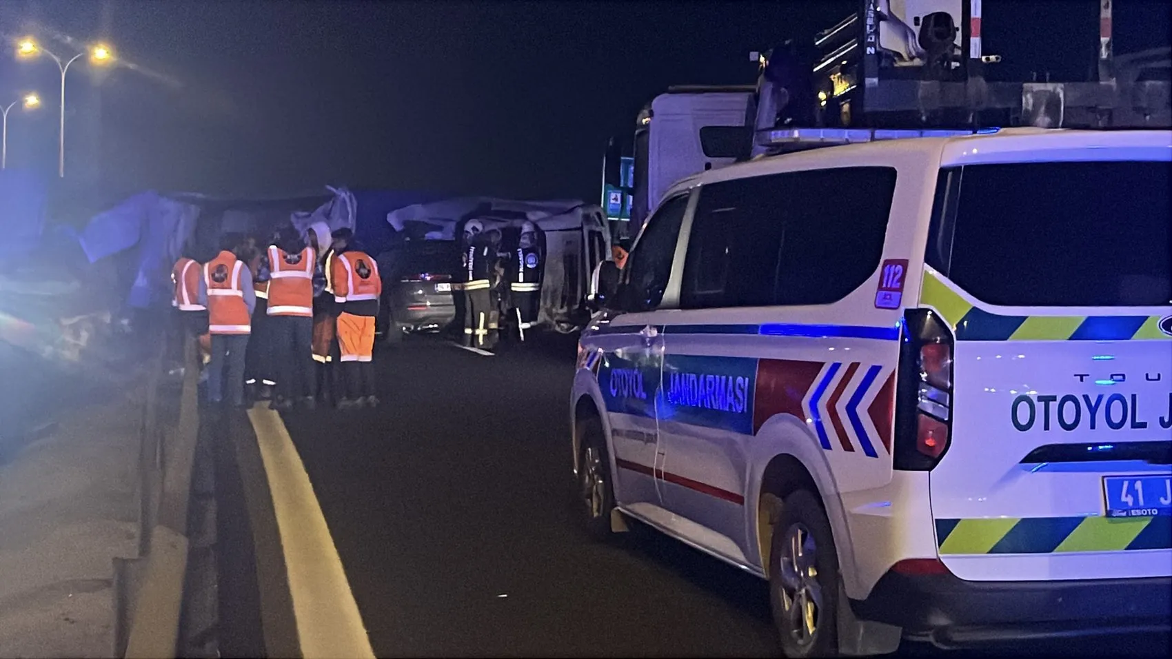 TEM Otoyolu'nda dehşet anları: Refüjü aşan TIR faciaya yol açtı