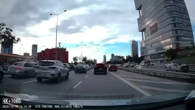 Trafik çilesine radikal çözüm: Emniyet şeridi için plakayı göz kırpmadan söktüler