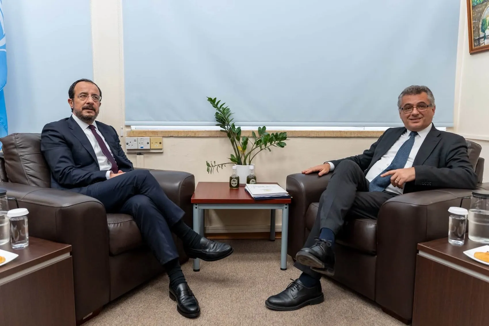 Kıbrıs'ta kritik zirve: Liderler ara bölgede masaya oturdu