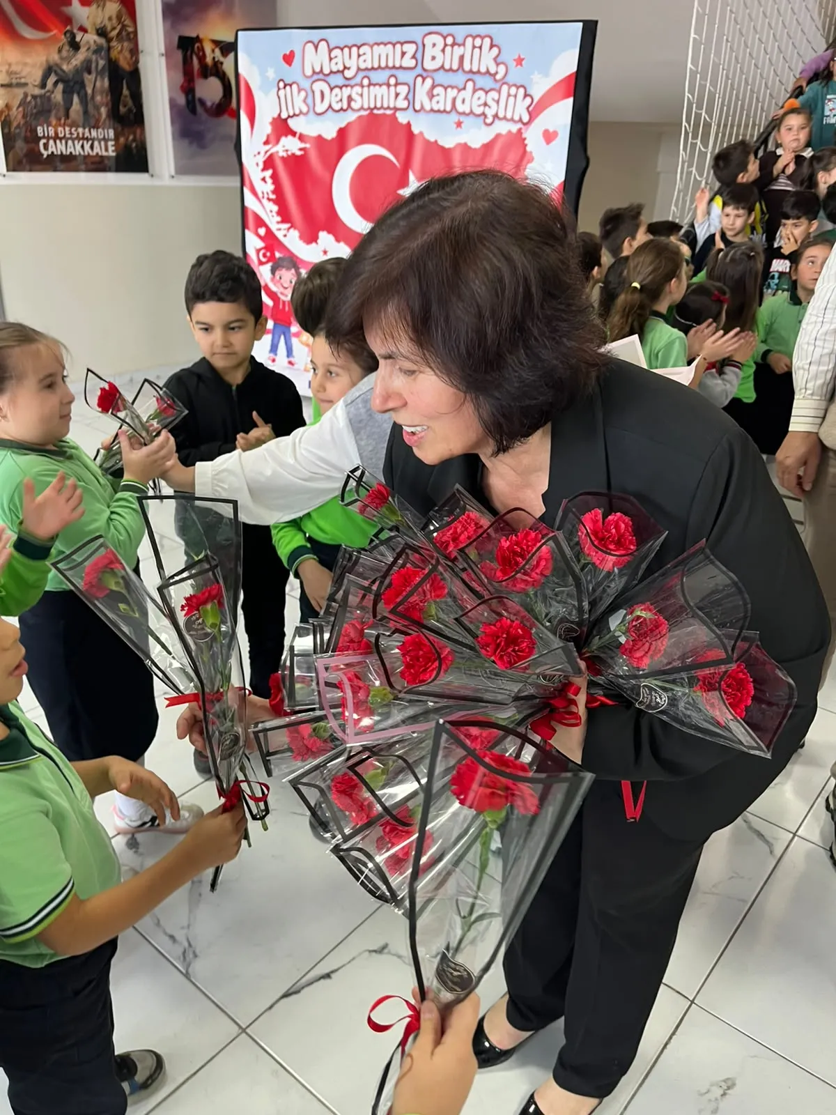 Bir ömür aynı okulun koridorlarında geçti: 40 yıllık vedada gözyaşları sel oldu