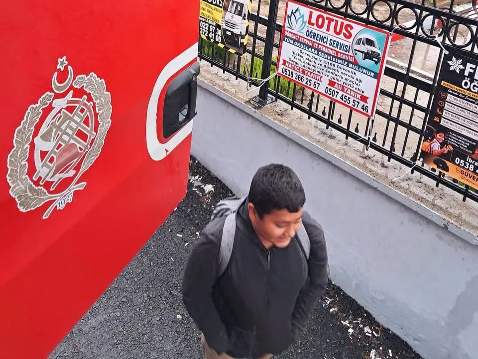 Karlısu'da korku dolu anlar: Sulara gömülen araçtaki öğrencilerin imdadına itfaiye yetişti