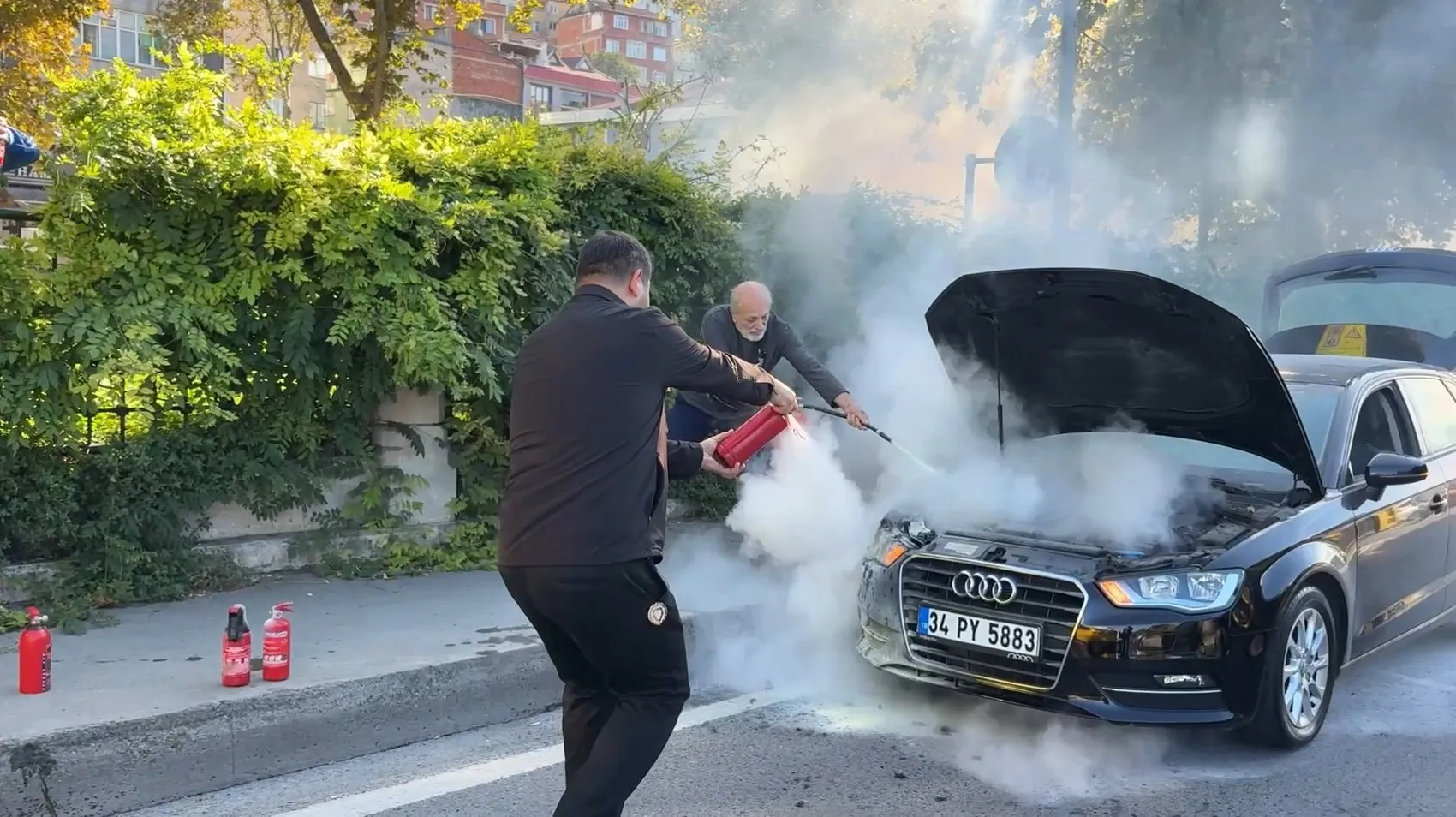 Tünel girişinde korku dolu anlar: Alevlere kola şişesiyle meydan okudular