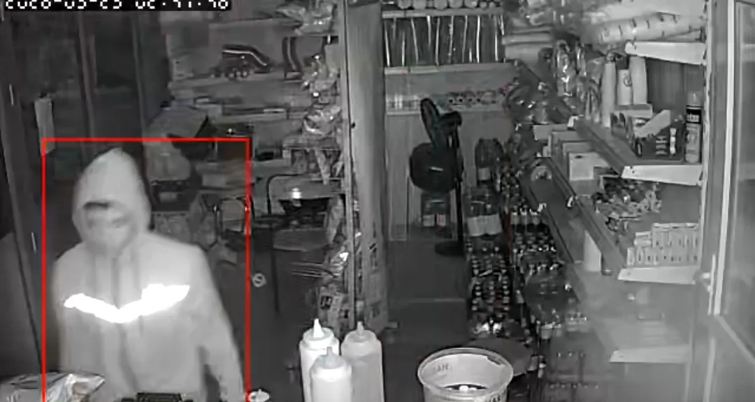 Besni'de pes dedirten hırsızlık: Kasayı boşalttı, serinlemek için içecek molası verdi