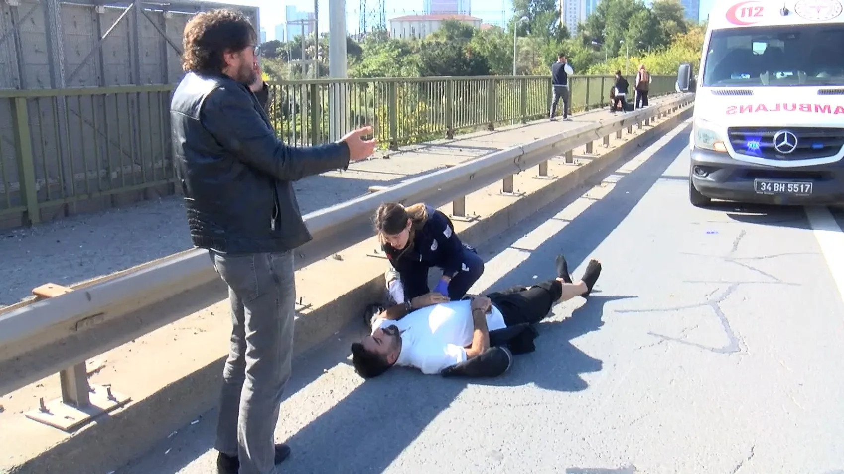 Ataşehir TEM bağlantı yolunda korkunç kaza: Motosikletli iki kişi yola savruldu