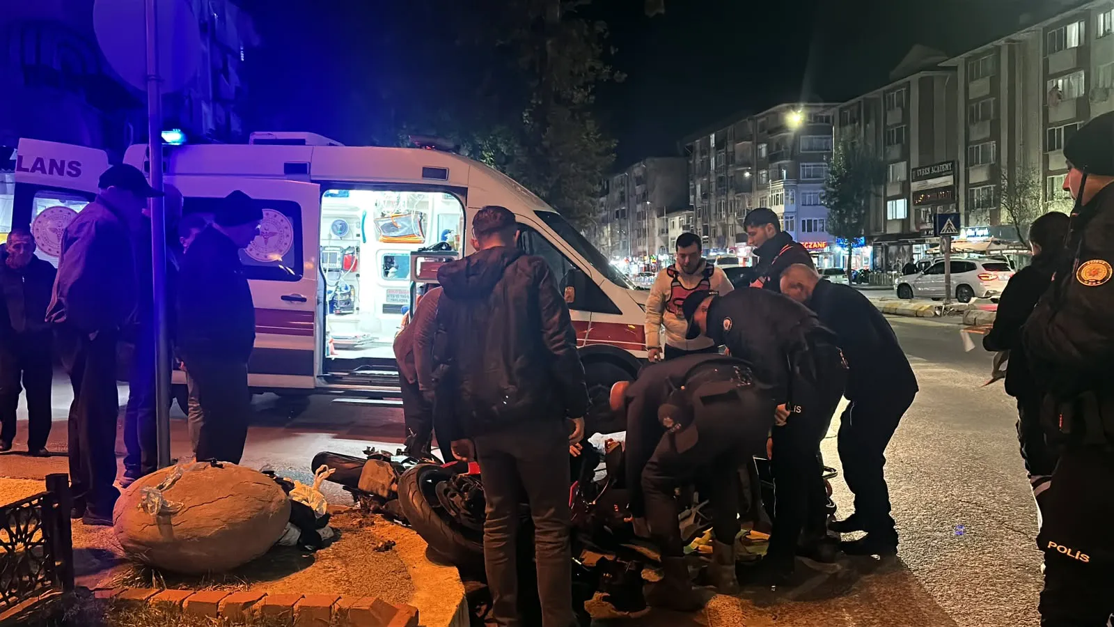 Edirne'de geceyi aydınlatan kaza: İki motosiklet yaya geçidinde çarpıştı