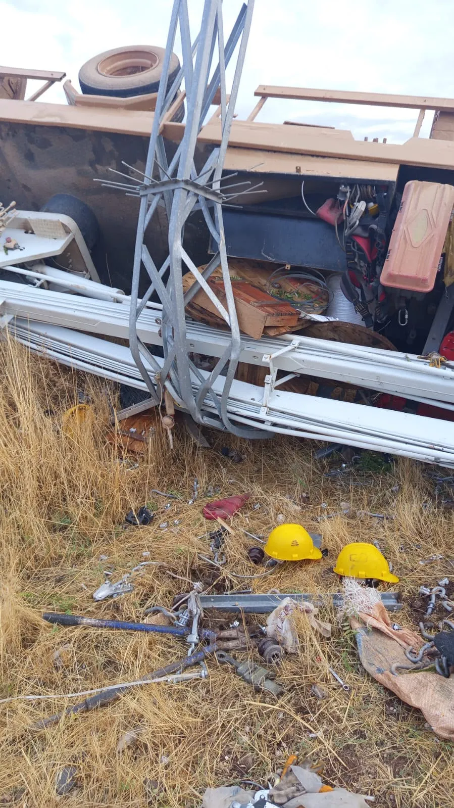 Ergani yolunda korkunç kaza: Elektrik işçilerini taşıyan araç devrildi