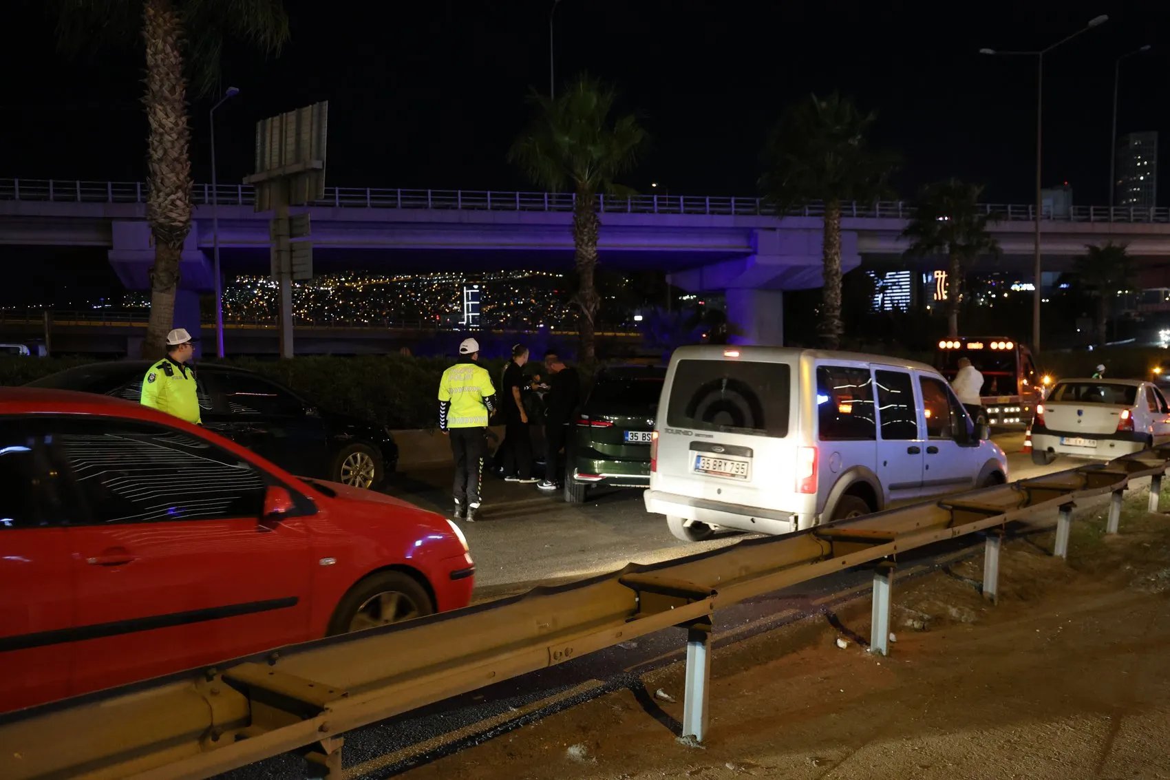 Altınyol'da gece yarısı dehşeti: 8 araç birbirine girdi