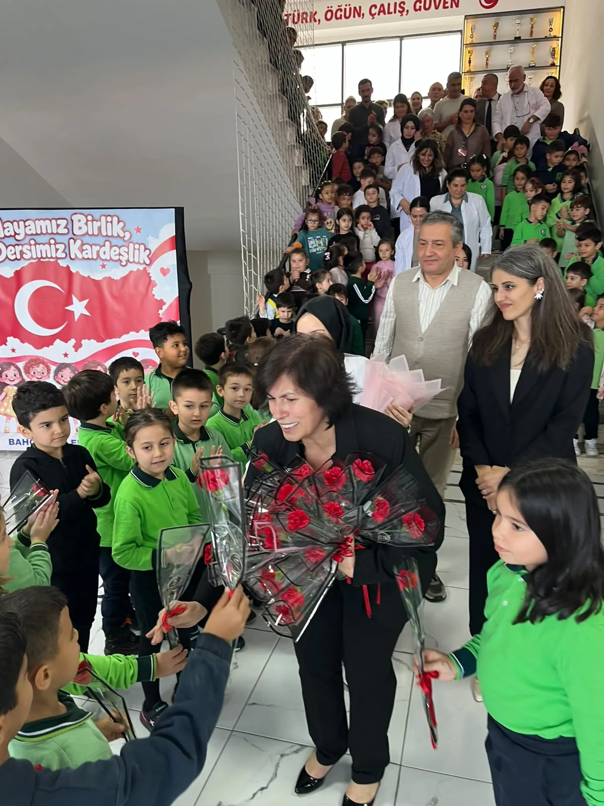 Bir ömür aynı okulun koridorlarında geçti: 40 yıllık vedada gözyaşları sel oldu