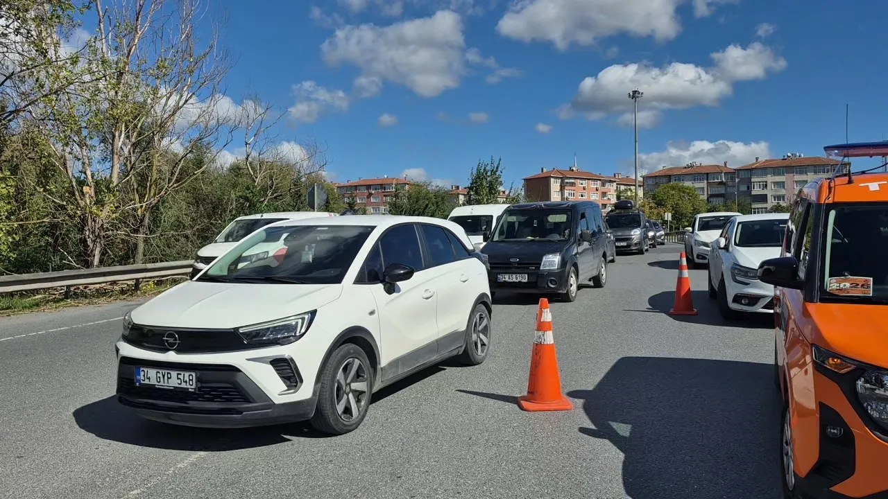 Esenler'de damper faciası: Tabelaları devirip arkasına bakmadan kaçtı