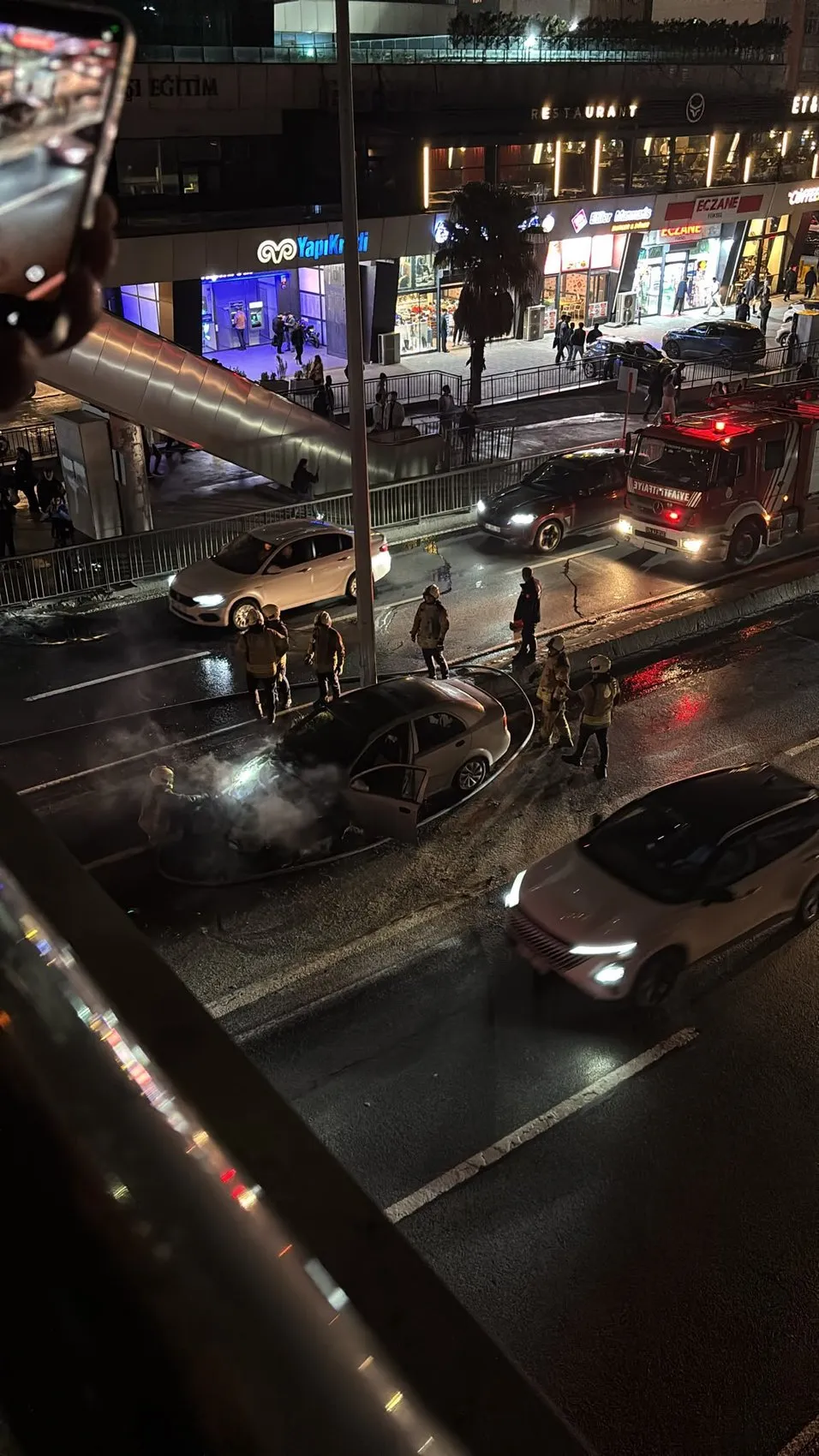 Esenyurt trafiğinde korku dolu anlar: Seyir halindeki araç bir anda küle döndü