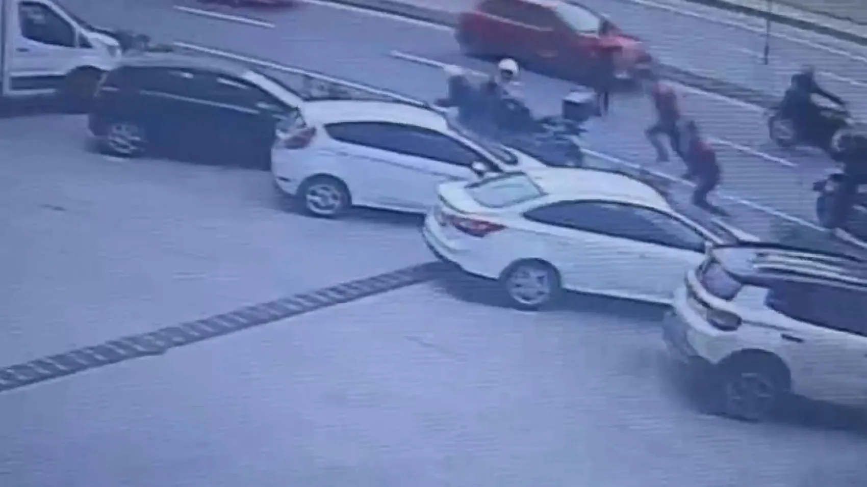 Küçükçekmece sokaklarında nefes kesen kovalamaca: Motosikletli şüphelilerin kaçış planı kamerada