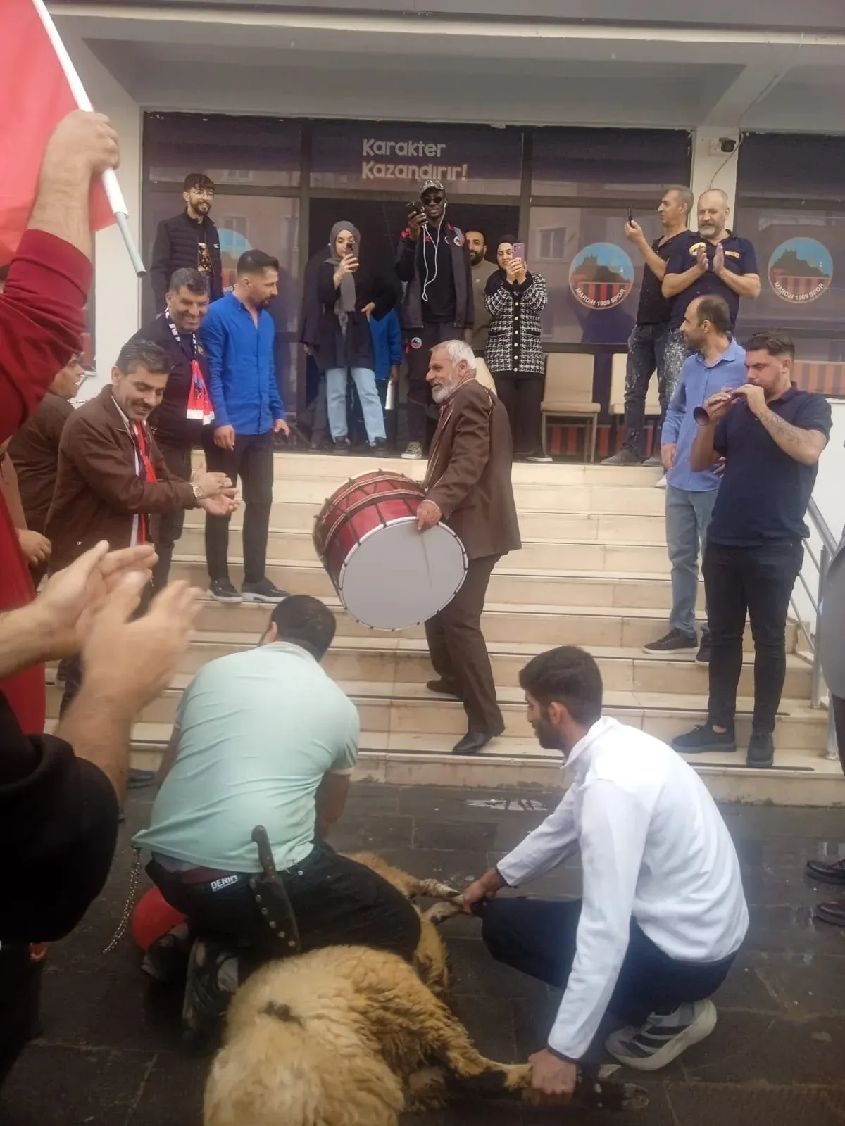 Mardin'de tarihi zaferin yankıları: Havalimanında şampiyonluk havası estirdiler