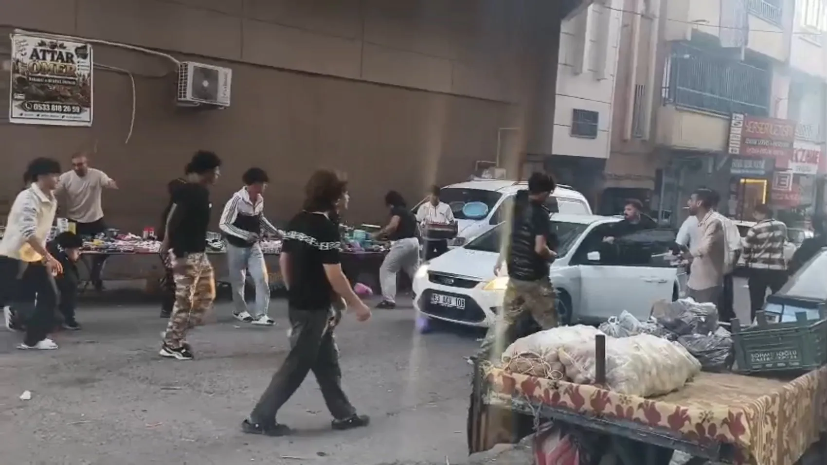 Şanlıurfa'da pazar yerinde dehşet anları: Sopa ve bıçaklar havada uçuştu