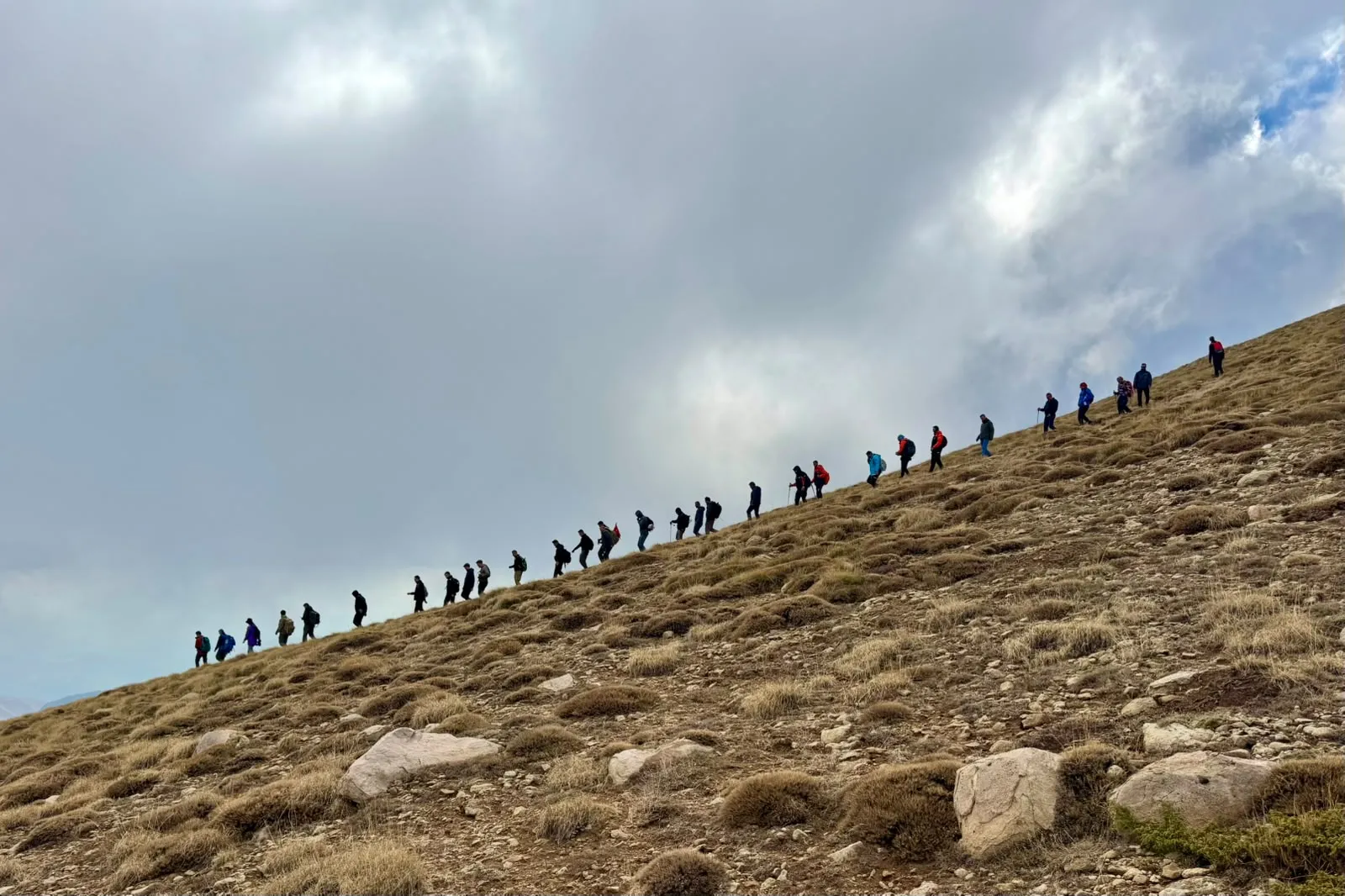 Bingöl'ün kutsal zirvesinde Cumhuriyet nöbeti: Sisli dağda dev bayrak dalgalandı