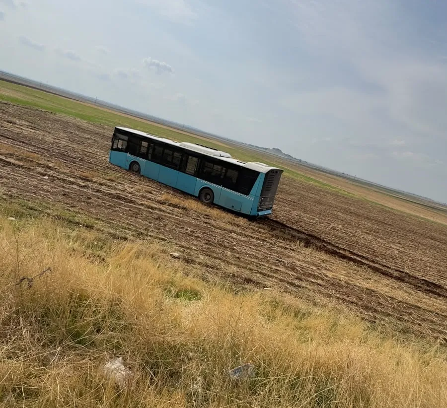 Diyarbakır'da korku dolu anlar: Freni boşalan otobüs tarlaya daldı