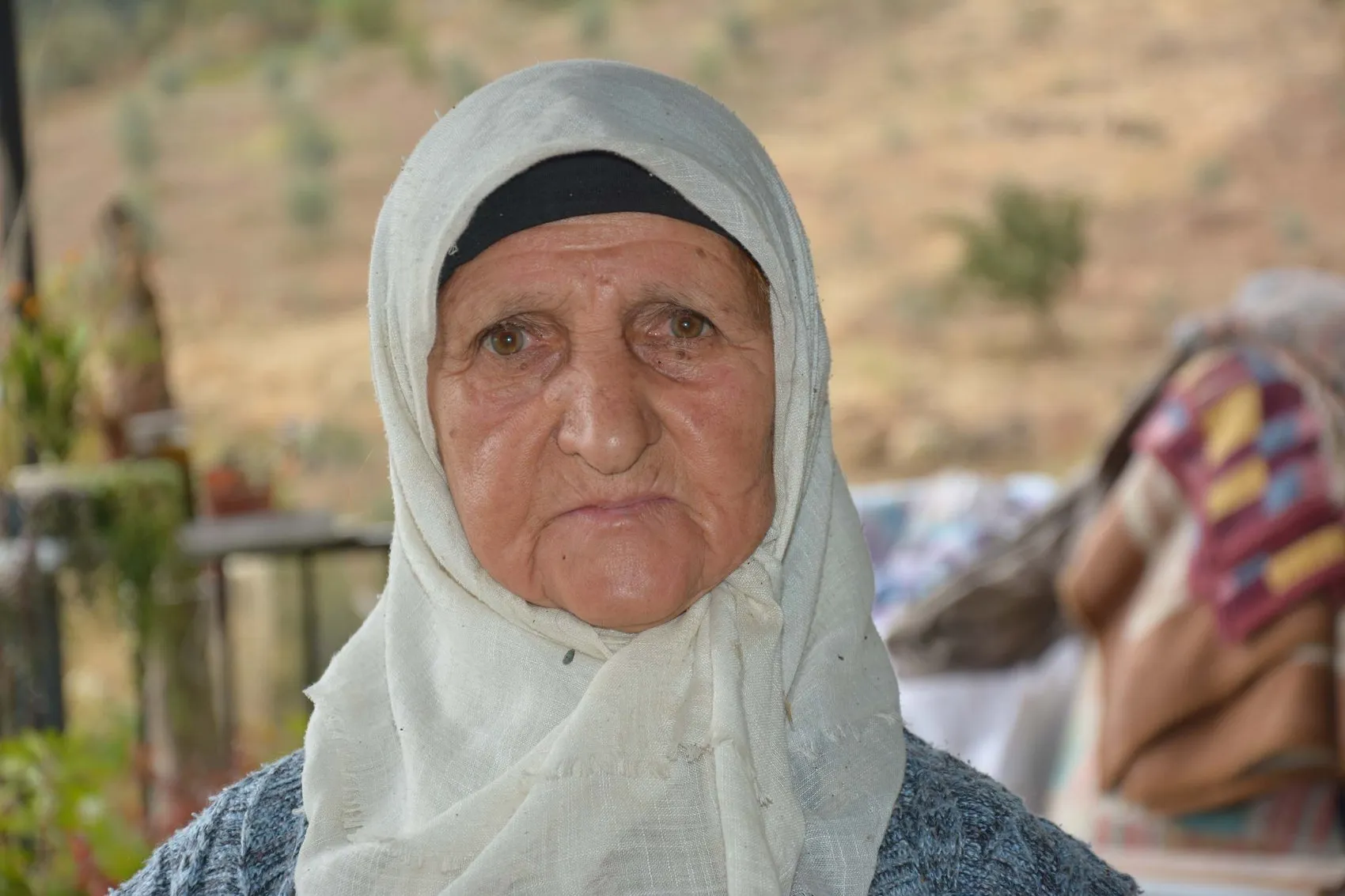78 yaşındaki Zeynep teyzenin bitmeyen enerjisi: Çocukluktan kalan mirasla dağların bereketini topluyor