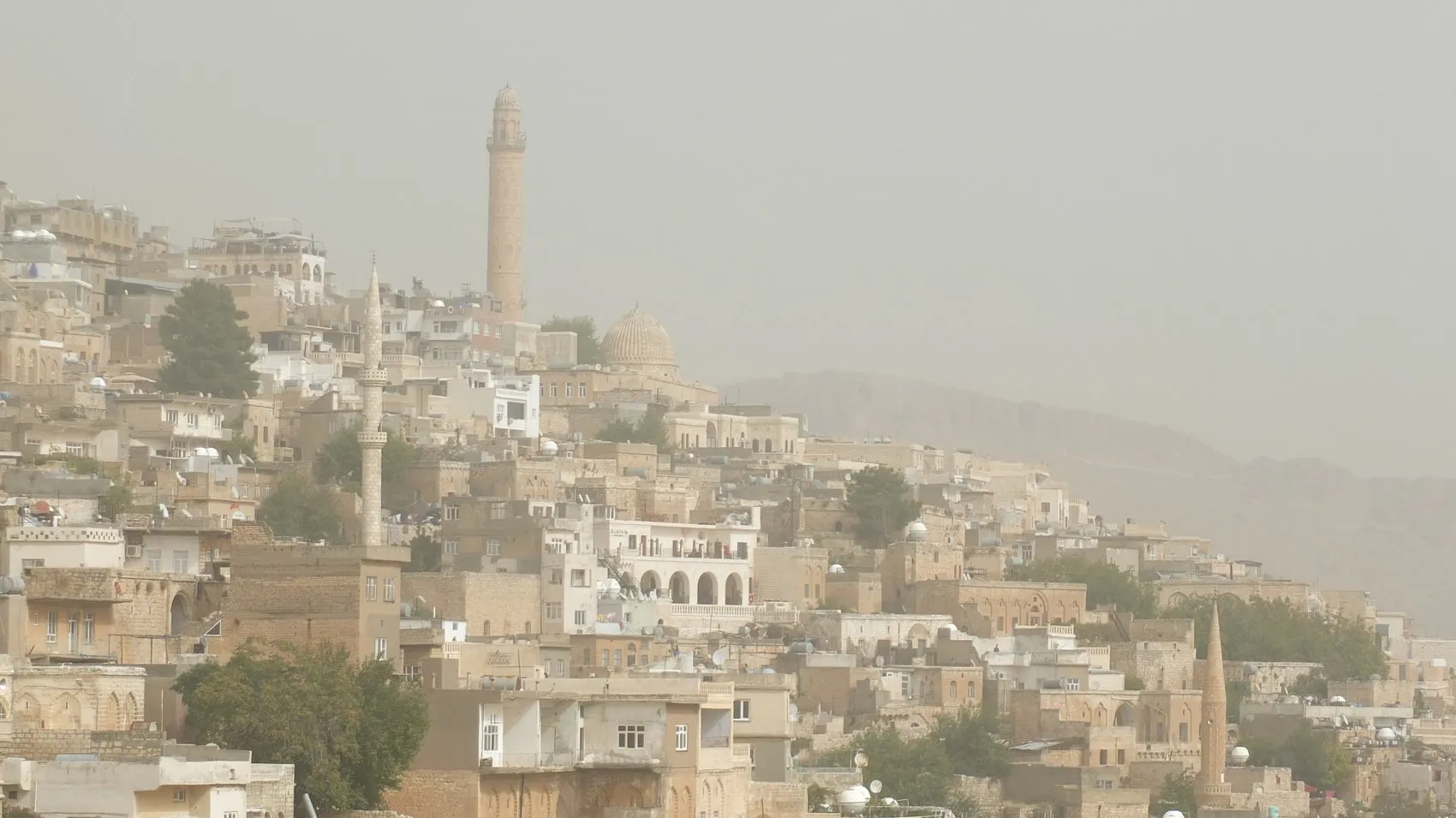 Mardin'de gökyüzü turuncuya boyandı: Şehir toz bulutlarının esiri oldu