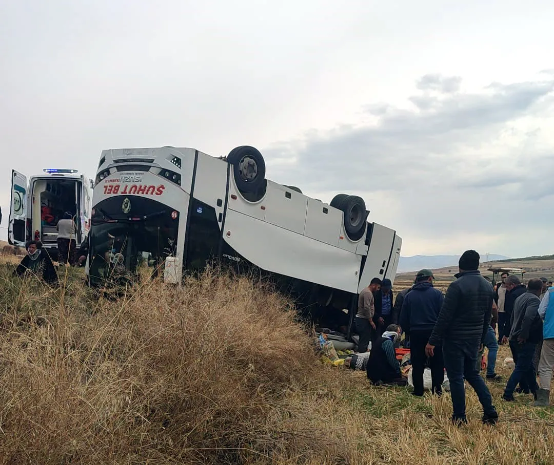 Şuhut yolunda tarım işçilerini taşıyan midibüs faciası: Bir can kaybı
