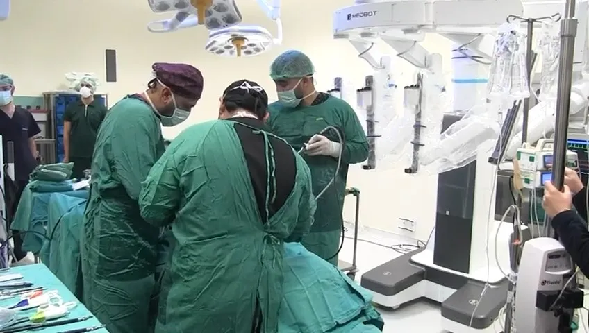 On iki yıllık sancılı bekleyiş robotik cerrahiyle son buldu: Şanlıurfa'da bir ilk