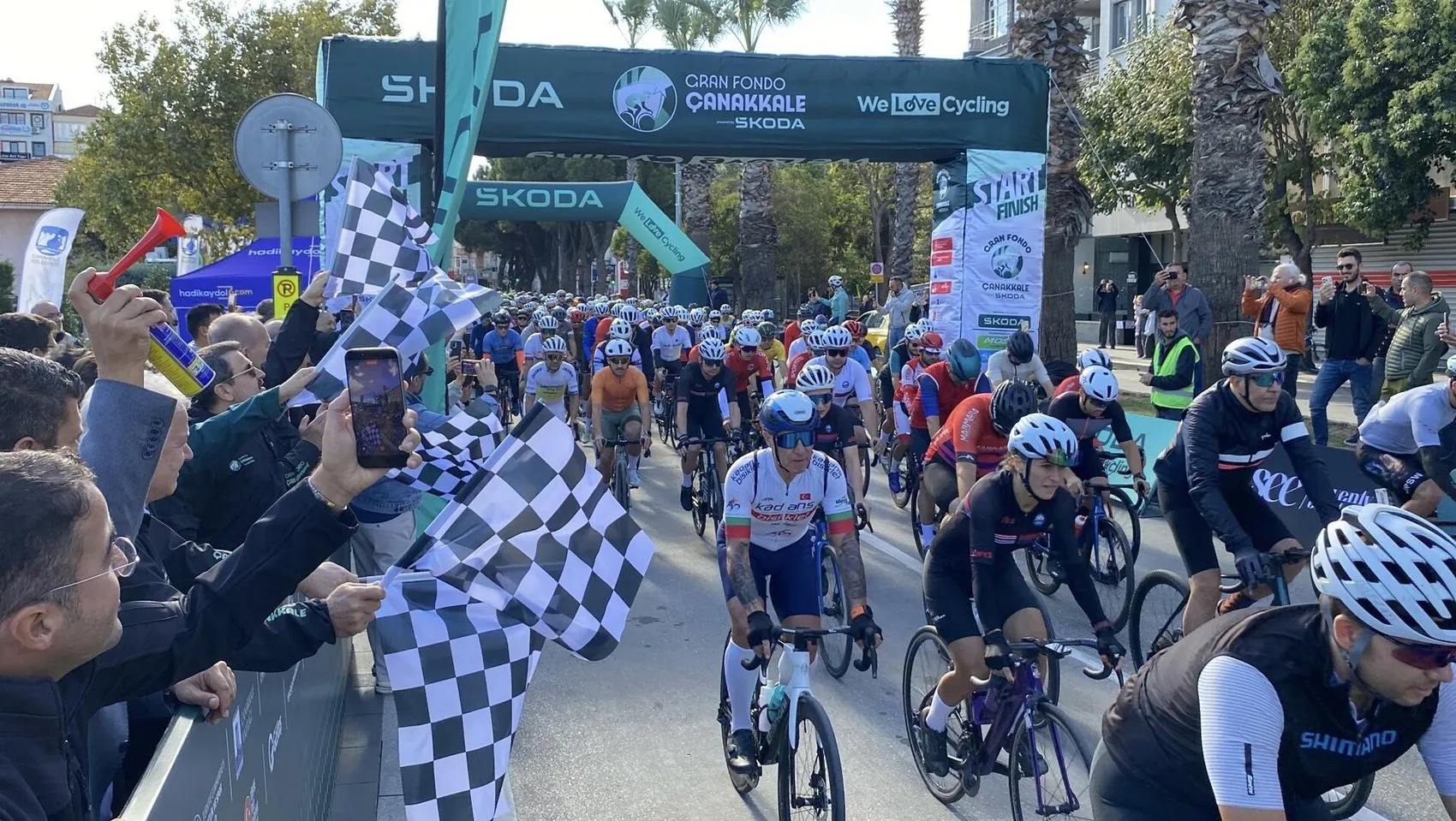 Tarihi yarımadada dev pedal şöleni: 13 ülkeden yüzlerce sporcu Çanakkale'de buluştu