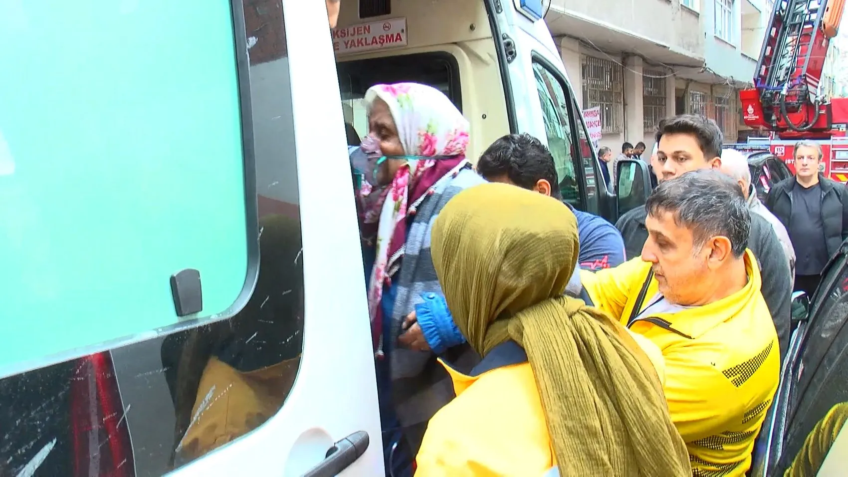 Zeytinburnu'nda korku dolu anlar: Isınmak isterken evi küle çevirdiler