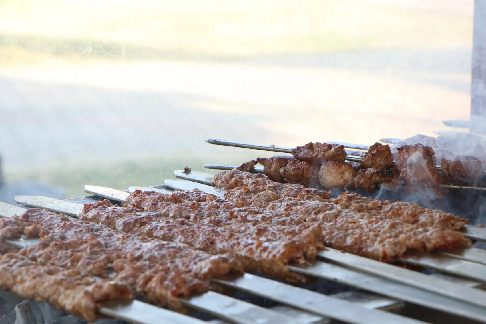 Adana'da dev mangal ateşi 10'uncu kez lezzet tutkunları için yandı