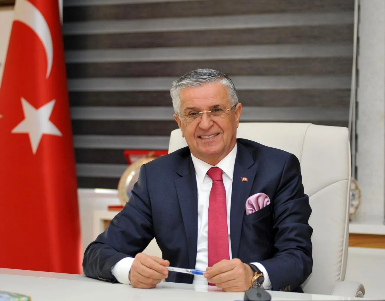 Antalya siyasetinde şok ayrılık: Kemer Belediye Başkanı ve 8 meclis üyesi yollarını ayırdı