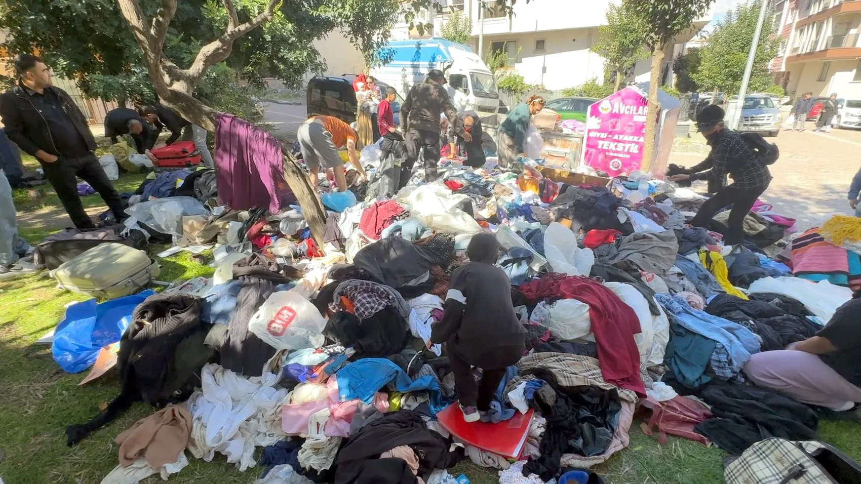 Avcılar'da şaşkına çeviren görüntü: Bodrum katından sokağa taşan kıyafetler kapış kapış gitti