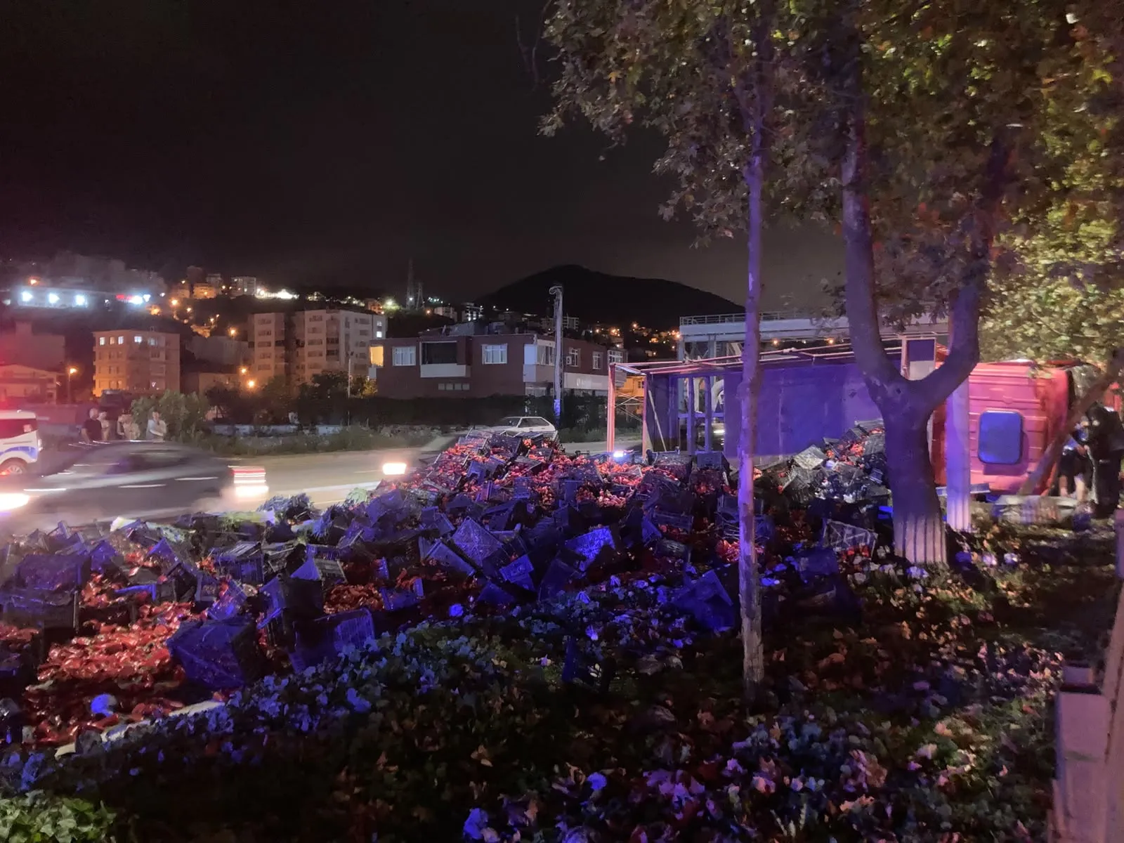 Samsun'da gece yarısı dehşeti: Biber yüklü kamyon devrildi