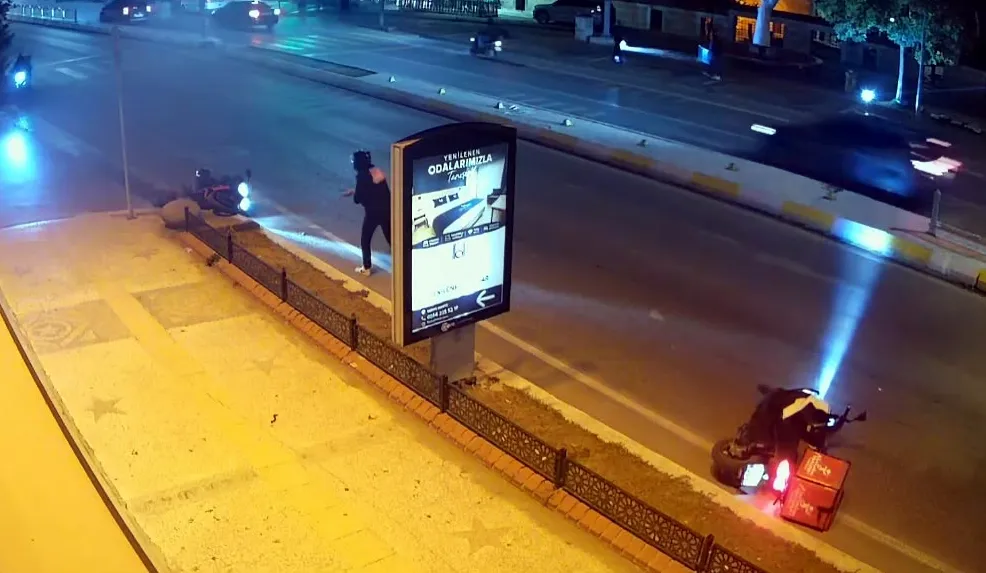 Edirne'de geceyi aydınlatan kaza: İki motosiklet yaya geçidinde çarpıştı