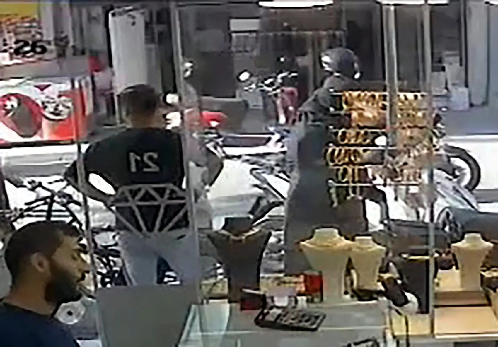 Adana'da gündüz vakti cüretkar gasp: Çantasını kaptırmamak için saniyelerle yarıştı