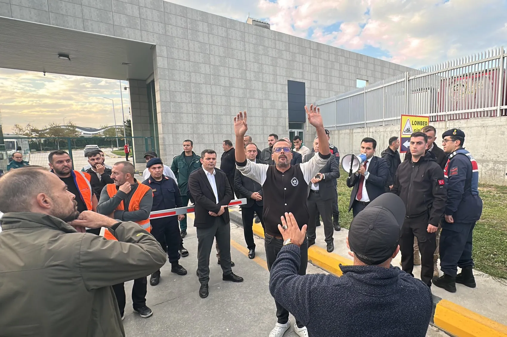 Hamzabeyli'de TIR trafiği durdu: Şoförlerin sabrı taştı