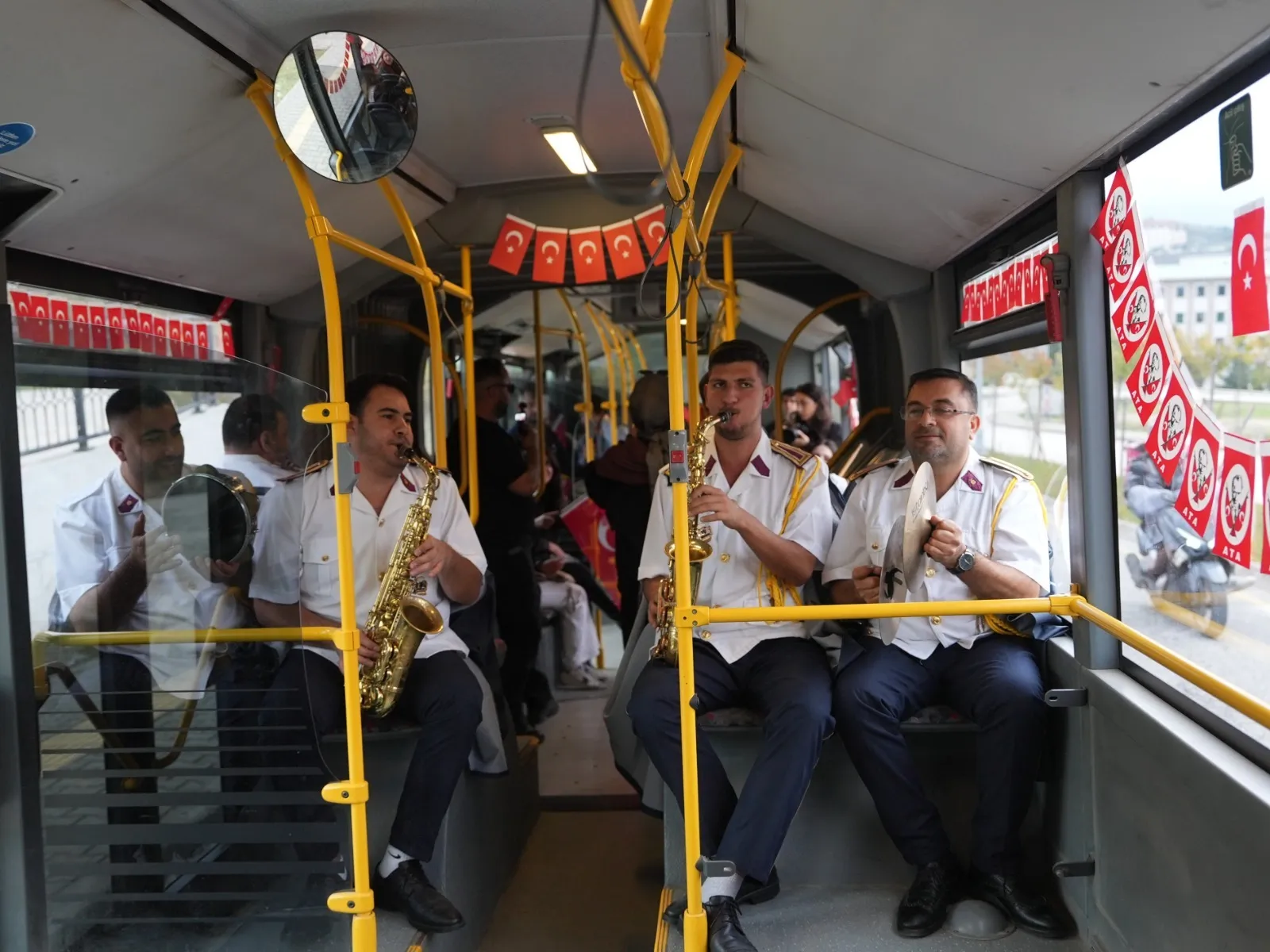 Düzce'de sıradan bir otobüs yolculuğu nasıl bayram coşkusuna dönüştü?